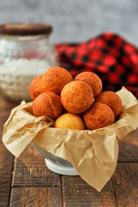 Colombian Food Recipes Traditional, Colombian Bunuelos, Colombian Pastries, Colombian Christmas, Bunuelos Recipe, Colombia Food, Cheese Fritters, Fried Cheese, Flour Alternatives