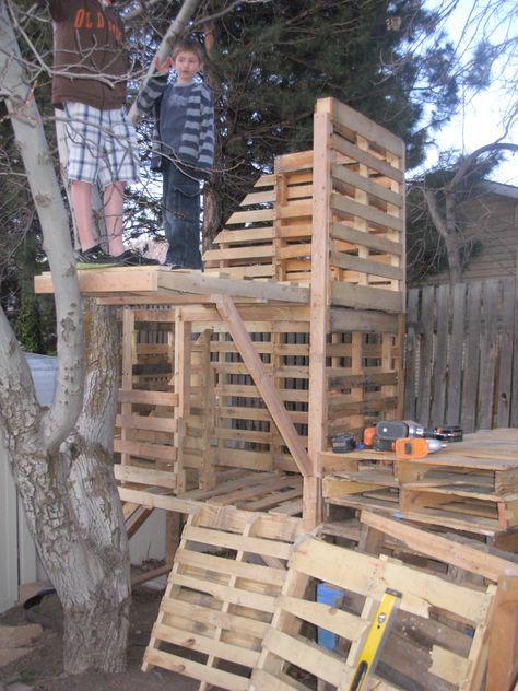 Treehouse Made From Pallets | Awesome Pallet Treehouse Pallet Fort, Pallet Tree Houses, Build A Tree House, Pallet Tree, Pallet Playhouse, Tree House Plans, Tree House Diy, Tree House Kids, Pallet House