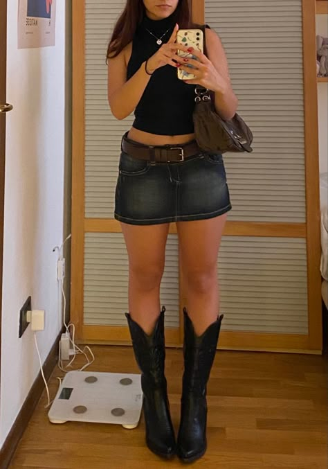 Mini Skirt Outfit Party Night, Mini Skirt Outfit Jean, Outfits With Mini Denim Skirt, Jean Skirt Outfit Aesthetic, Jean Miniskirt Outfits, Dark Jean Skirt Outfits, Demi Skirt Outfits, Short Denim Skirt Outfit Summer, Denim Skirt Going Out Outfit