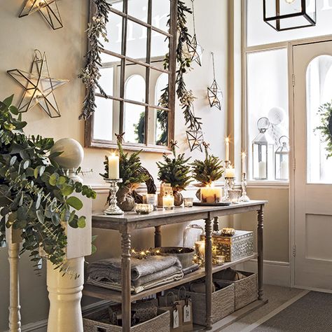 Tradtional hallway with gold decorations Country Hallway, Christmas Hallway, Modern Country Style, Kitchen Remodel Design, Country Style Decor, Entry Way Design, Christmas Decorations Living Room, Christmas Living Rooms, Modern Bedroom Design