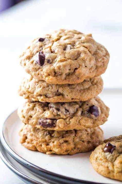 Easy Brown Sugar Oatmeal Cookies. One Bowl. No Raisins. (Unless you want them!) Brown Sugar Oatmeal Cookies, Basic Chocolate Chip Cookies, Recipe Oatmeal, Brown Sugar Oatmeal, Chocolate Oatmeal Cookies, Cookies Gluten Free, Gluten Free Oatmeal, Chocolate Oatmeal, Oatmeal Chocolate