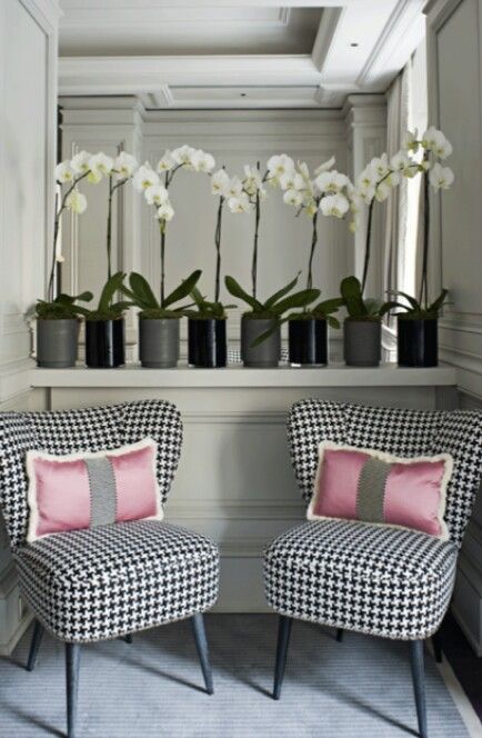 💋 Hotel Chic, White Chairs, Pink Pillows, Design Del Prodotto, Take A Seat, Rum, Interior Decorating, House Interior, Sweet Home