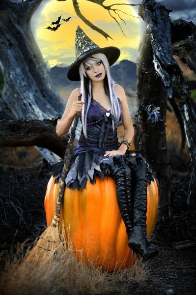 Beautiful Witches, Halloween Imagem, Pretty Witch, Halloween 11, Witch Pictures, Happy Halloween Witches, Fantasy Witch, Beautiful Witch, Horror Movie Art