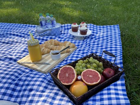 Outdoor Picnic Setup, Picnic Setup, Picnic Inspo, Summer Necessities, Picnic In The Park, J G, Outdoor Picnic, A Picnic, Outdoor Picnics