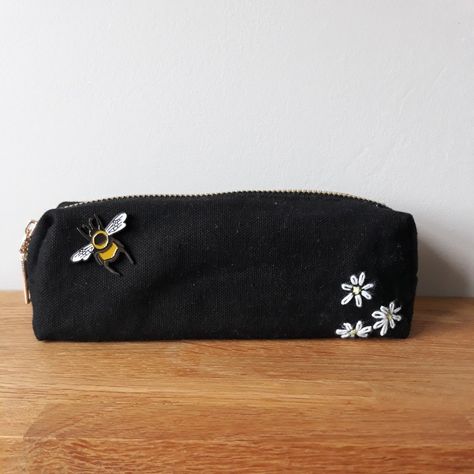 Pencil Pouch Embroidery, Black Pencil Case Aesthetic, Black Pencil Pouch, Pencil Pouch Design, Crochet Pencil Case Aesthetic, Pencil Pouch Ideas, Embroidery On Backpack, Embroidery Pencil Case, Pencil Pouch Aesthetic