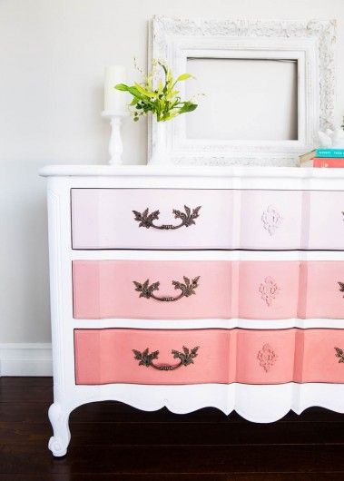 The easiest tutorial on how to paint furniture ...creating a DIY ombre dresser. Just 4 easy steps to creating this look. How To Paint Furniture, Dresser Ideas, Diy Ombre, White Dresser, Diy Dresser, Furniture Rehab, Furniture Hacks, Refurbished Furniture, Paint Furniture