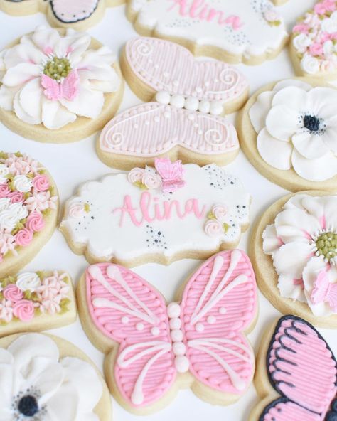 Jessica Lutovsky on Instagram: “A sweet little garden butterfly set for a sweet 2 year old! 🌸🦋” Buttercream Butterfly, Buttercream Cookies, Butterfly Cookies, Buttercream Decorating, Garden Butterfly, Cookie Inspiration, Cookies Decorated, Little Garden, Icing Cookies