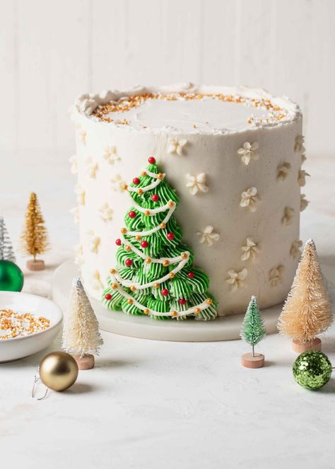 How to Make a Christmas Tree Cake — Style Sweet Christmas Vanilla Cake, Simple Christmas Cake Decorations, Christmas Decorated Cakes, Holiday Cake Ideas, Simple Christmas Cakes, Christmas Cake Ideas Easy, Cake Christmas Decoration, Cute Christmas Cakes, Cake Natal