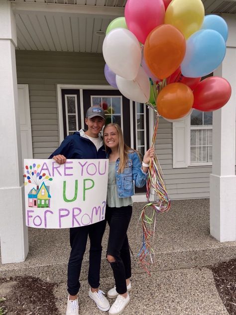 Unique Promposal Ideas, Promposal Funny, Promposal Ideas For Him, Creative Prom Proposal Ideas, Cute Hoco Proposals, Funny Proposal, Cute Promposals, Promposal Ideas, Prom Posters