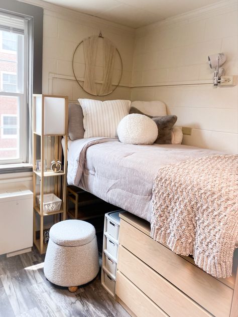 Princeton Dorm, Gvsu Dorm, Cozy Dorm Room Aesthetic, Neutral Dorm Room, Classy Dorm Room, Neutral Dorm, Collage Dorm Room, Luxury Dorm Room, Pretty Dorm Room