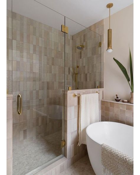 Anahí Hollis Design (@anahihollisdesign) • Instagram photos and videos Cream Colored Tile Bathroom, Cleo Tile, Cream Tile Bathroom, Arched Niche, Mediterranean Bathrooms, Cream Tiles, Color Bathtub, Bathroom 2023, Mediterranean Bathroom