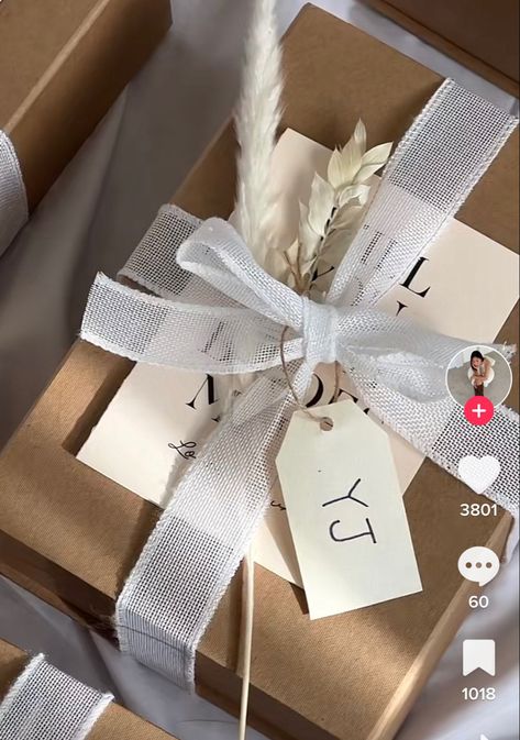 Bridesmaid Gifts Simple, Bridesmaid Gift Wrapping Ideas, White Gift Box Ideas, Wedding Wrapping Ideas, Burlap Packaging, Aesthetic Gift Wrapping, Wedding Gift Wrap, Pretty Gift Wrapping Ideas, Jewelry Packaging Design