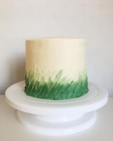 Green And White Smash Cake, Green White Ombre Cake, White Cake With Green Drip, Green Sprinkle Cake, Golf Buttercream Cake, Sage Green Smash Cake, Ombre Green Cake, Simple Green Cake, Green Smash Cake