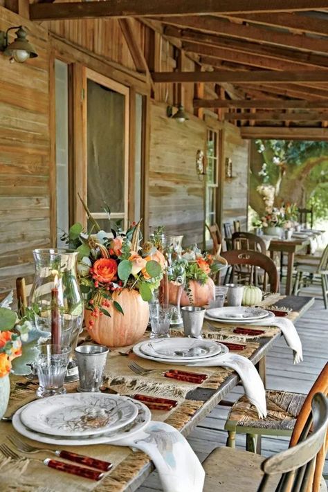 10 Tablescapes for Thanksgiving Al Fresco - The Glam Pad Thanksgiving Dinner Table Decorations, Thanksgiving Dinner Decor, Outdoor Thanksgiving, Thanksgiving Flowers, Rustic Thanksgiving, Thanksgiving Dinner Table, Dinner Table Decor, Thanksgiving Traditions, Thanksgiving Table Settings