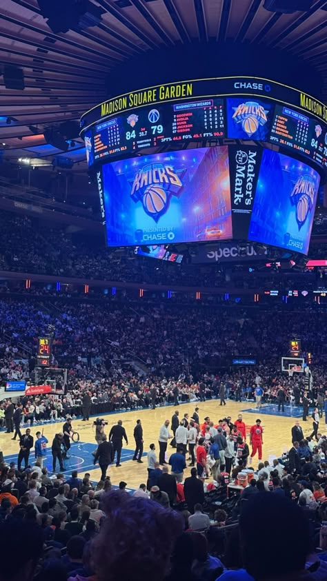 New York Knicks Aesthetic, Nba Game Aesthetic, Knicks Aesthetic, Nyc Basketball, Nba Aesthetic, Basketball Arena, Ny Travel, New York Basketball, Houston City