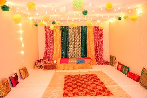 Haldi Room Decoration Ideas, Mayon Setup At Home, Manjha Decoration At Home, Manje Decoration, Mayoun Decor Home Simple, Sanchak Decoration At Home, Sanchak Decoration, Simple Wedding Decorations Indian At Home, Mayoun Decor Home