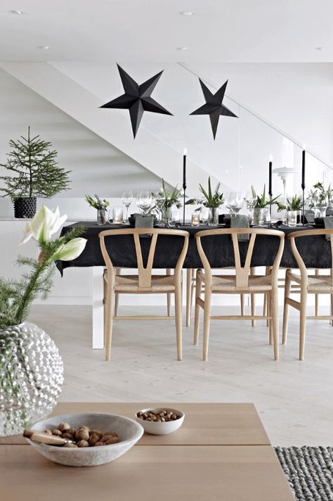 I've rounded up __ simple and modern Christmas table setting ideas to help you easily create a stunning table for your holiday meal! Dining Room Christmas Decor, Christmas Dining Room Decor, Simple Table Settings, Danish Dining Chairs, Scandinavian Christmas Decorations, Farmhouse Style Table, Christmas Dining Room, Scandi Christmas, Christmas Interiors