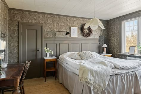 Swedish Cottage Bedroom, Old Swedish House Interior, Swedish Style Bedroom, Swedish House Interior, Vintage Modern Cottage, Swedish Bedroom, Swedish Country House, Modern Cottage Homes, Scandinavian Bedroom Ideas