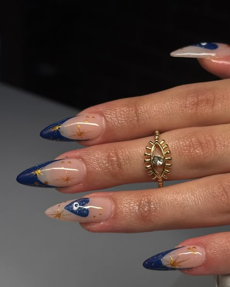 🧿🪬✨✨✨ Ocean Inspo Nails, Nail Art Detailed, Nails For Dubai, Nail Inspo Blue And White, Almond Aesthetic Nails, Winter Design Nails, Nail Inspo Navy Blue, Senior Picture Nails, Pearl Nail Ideas