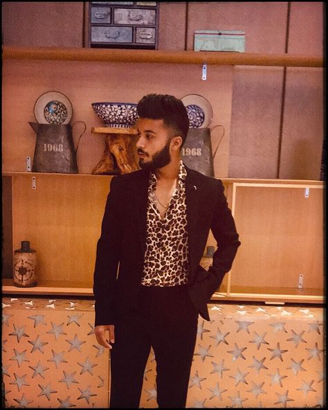 Black blazer and leopard skin looks sexy if you want the way it is Leopard Print Shirt Men, Leopard Shirt Outfit Men, Leopard Shirt Outfit, Print Jacket Outfit, Black Tie Men, Leopard Pants Outfit, Printed Shirt Outfit, Jungle Outfit, Hindu Tattoos