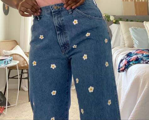 How To Sew A Flower On Jeans, Cute Jeans With Flowers, Flower Pants Diy, Flower Jeans Outfit, Painted Jeans Flowers, Jeans Painting Ideas, Painted Jeans Ideas, Daisy Embroidered Jeans, Painted Jeans Diy