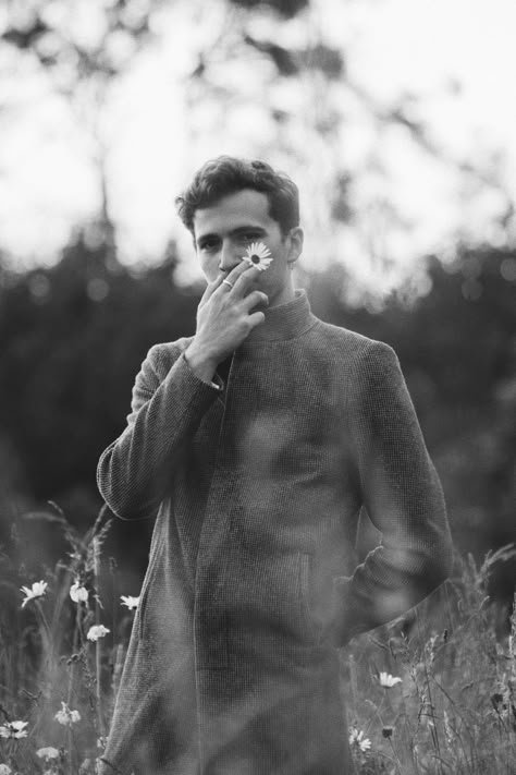 Musician Charlie Scoble standing in a daisy field Men Field Photoshoot, Outdoor Men Photoshoot, Autumn Men Photoshoot, Moody Men’s Photoshoot, Men In Nature Photoshoot, Man In Field Photography, Male Flower Photoshoot, Farm Portrait Photography, Men Nature Photoshoot