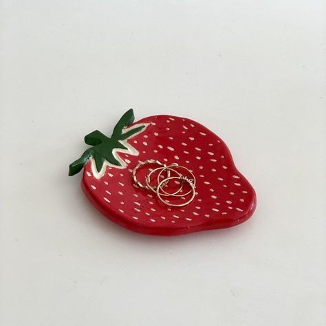 ❀ azalea fairy ❀ ⁷ on Twitter: "nothing but strawberry dishes 🍓🥣… " Clay Jewellery Holder, Clay Diy Projects, Clay Crafts Air Dry, Diy Upcycling, Ceramics Pottery Art, Cute Clay, Clay Jewelry Diy, Clay Art Projects, Ceramics Projects