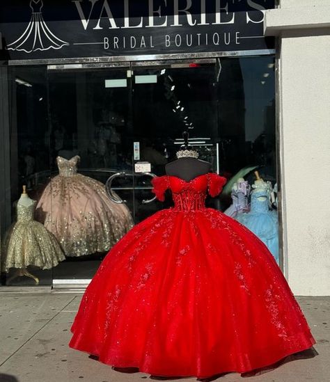 Xv Makeup, Sweet 16 Decor, Dream Quinceanera, Quince Planning, Xv Dresses, My Quinceanera, Quinceanera Themes Dresses, Red Quince, Quincenera Dresses