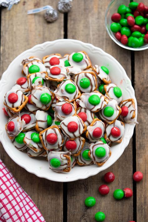 Top Christmas Cookies, Frozen Pretzels, Christmas Pretzels, Best Christmas Desserts, Best Christmas Cookie Recipe, Easy Christmas Cookie Recipes, Salty Treats, Best Christmas Cookies, Christmas Appetizers