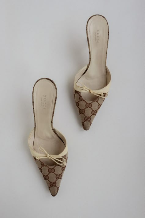 Monogram Gucci vintage Tom ford bow mules heels kitten mid autumn fall outfit Vintage Gucci Shoes, Classy Summer Shoes, Vintage Gucci Heels, Vintage Designer Shoes, Vintage Mules, Shoes Vintage, Vintage Designer, Monogram Shoes, Monogram Bow