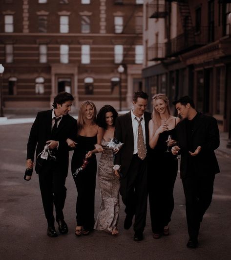 Friends Iconic Photos, Friends Aesthetic Pictures Tv Show, Friends Fall Aesthetic Tv Show, Friends Cast Aesthetic, 90s Friends Aesthetic, Friends Tv Aesthetic, True Friends Aesthetic, Friends Series Aesthetic, Friends Show Aesthetic