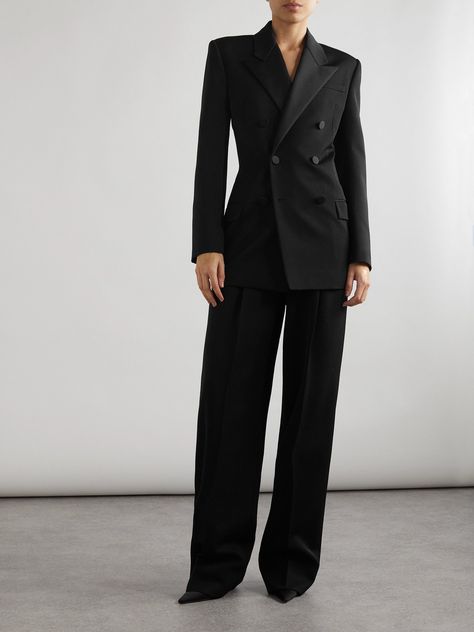 A reinterpretation of traditional tuxedo jackets, SAINT LAURENT's double-breasted blazer is designed with a nipped-in waist balanced by angular, structured shoulders. It's made from grain de poudre wool and has twill-trimmed peak lapels and covered buttons, including at the cuffs. Modern Suits For Women Black, Formal Party Outfit Classy Blazers, Women's Suits Modern, Balmain Suit Women, Ysl Suit Women, Classic Jackets For Women, All Black Suit Women, Tuxedo For Woman, Elegant Night Outfit