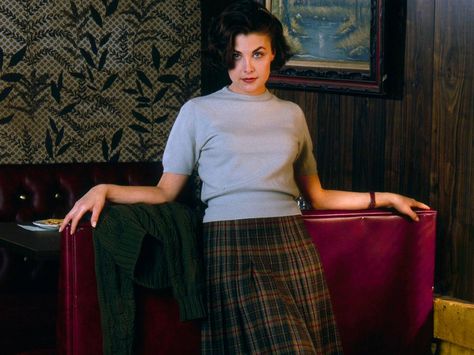 Twin Peaks Fashion, Brittany Daniel, Twin Peaks Inspired, Audrey Horne, Sherilyn Fenn, Sarah Michelle Gellar, Twin Peaks, Carrie Bradshaw, Plaid Skirts