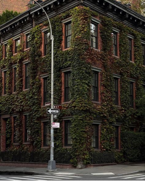 Ivy covered building Rainy Day In Nyc, New York In The Fall, Flight To London, Greenwich Village Nyc, Day In Nyc, New York Buildings, New York Vibes, Instagram New York, Empire State Of Mind