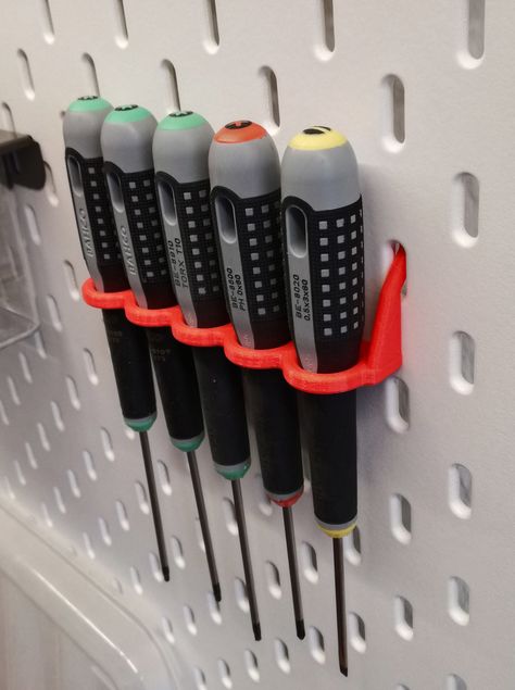 3D Printed Screwdriver holder | IKEA SKÅDIS pegboard 5 screwdrivers by GotToMake 3d Printer Tool Organizer, Skådis Ikea, Pegboard Hardware, 3d Printed Tool Organizer, 3d Printed Pegboard Accessories, 3d Printed Drill Bit Holder, Workbench Organization, Pegboard Storage, Garage Organisation