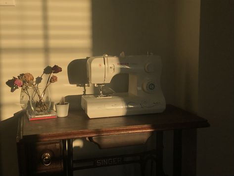 Sewing Design Aesthetic, Sawing Machine Aesthetic, Aesthetic Sewing Pictures, Sewing Aethestic, Sewing Desk Aesthetic, Sewing Hobby Aesthetic, Sewing Vision Board, Aesthetic Sewing Room, Girl Sewing Aesthetic