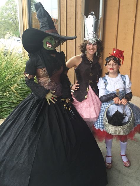 Steampunk Wizard of Oz with my girls ❤️ Steampunk Wizard Of Oz, Punk Wizard, Steampunk Wizard, Birks Outfit, Wicked Witch, Fall Halloween Decor, Art Poses, Steam Punk, Hallows Eve