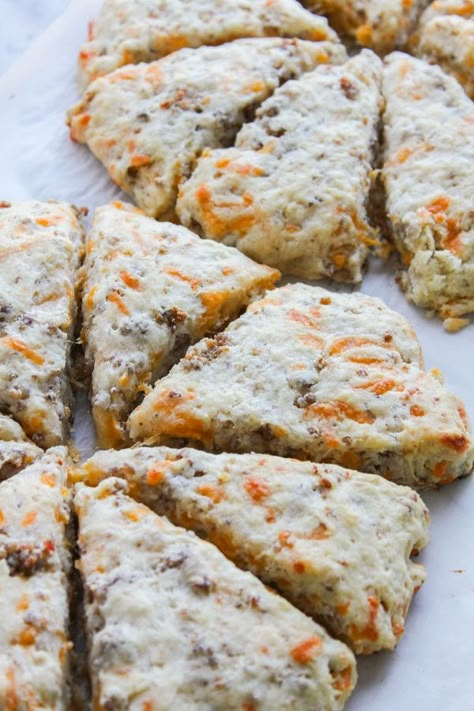 Canna Recipes, Cheddar Scones, Baking Scones, Group Food, Scones Recipe Easy, Cheese Scones, Savory Scones, Scones Recipe, Brunch Menu