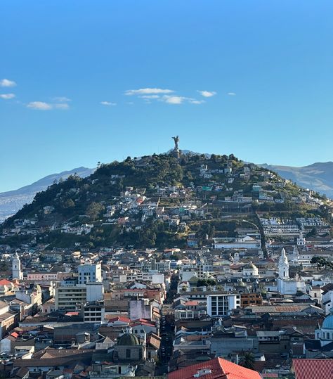 Bienvenido a la carita de Dios QUITO ✨ Fundada en 1534 sobre las ruinas de una antigua ciudad inca, Quito se sitúa a unos impresionantes 2.850 metros sobre el nivel del mar. A pesar de un devastador terremoto en 1917, su centro histórico se mantiene como el mejor conservado y menos alterado de toda América Latina. En 1978, la Unesco declaró a Quito como el primer Patrimonio Cultural de la Humanidad, por la existencia de valores culturales e históricos y por tener una de las mayores densidad... Ecuador, Art