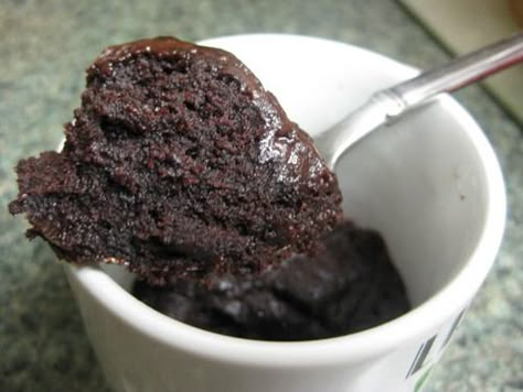 brownie-in-a-mug recipe. I like this one better because it requires butter as opposed to oil (makes it less likely to burn in the microwave) Microwave Brownie, Brownie Vegan, Mug Brownie, Mug Desserts, Brownie In A Mug, Single Serving Recipes, Vegan Brownie, Chocolate Mugs, Brownies Recipe Easy