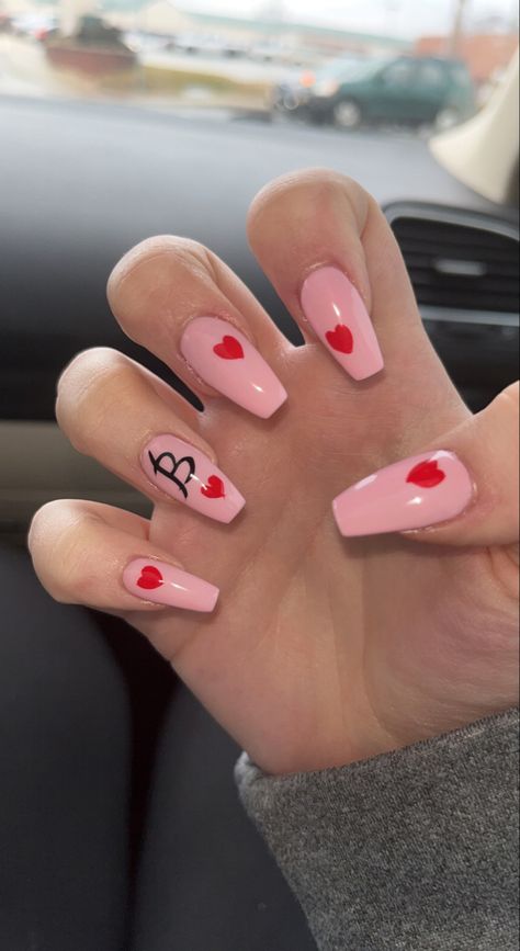 Nails With Names On Them Ideas, Nails W Letter, Nails B Initial, Nails W Names On Them, Acrylic Nails With Letter D On It, Letter B On Nails, Valentines Nails Initials, Significant Other Initial Nails, Bf Nail Initial