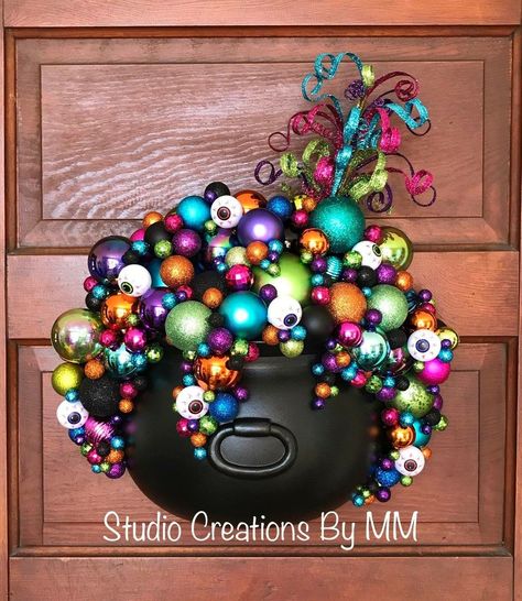 Cauldron Wreath, Bubbling Cauldron, Whimsical Witch, Halloween Decor Diy, Witch Cauldron, Dollar Tree Halloween, Casa Halloween, Diy Halloween Decor, Adornos Halloween