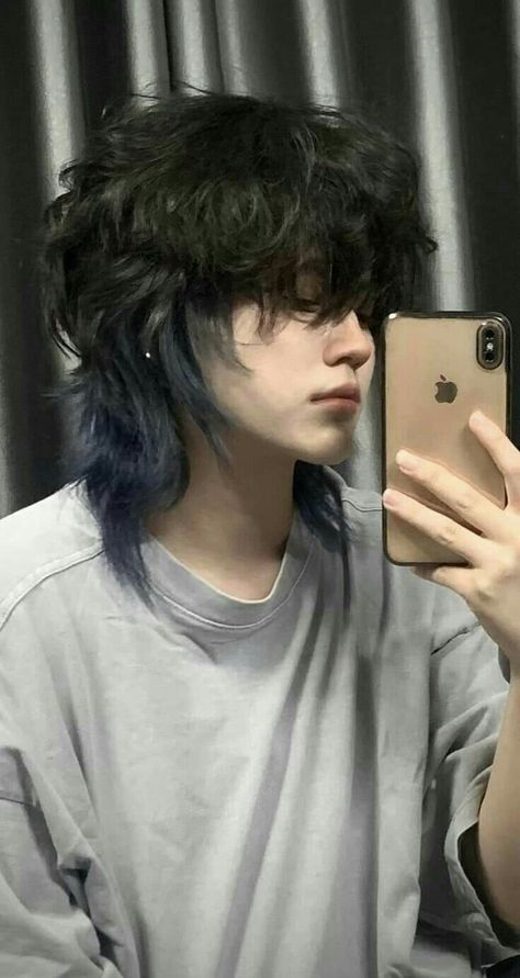 Wolfcut Hair Men, Hair Cuts Long Hair, Hair Cuts Long, Best Haircuts For Women, Androgynous Hair, Short Grunge Hair, Best Haircuts, Dyed Hair Inspiration, Hairstyle Inspo