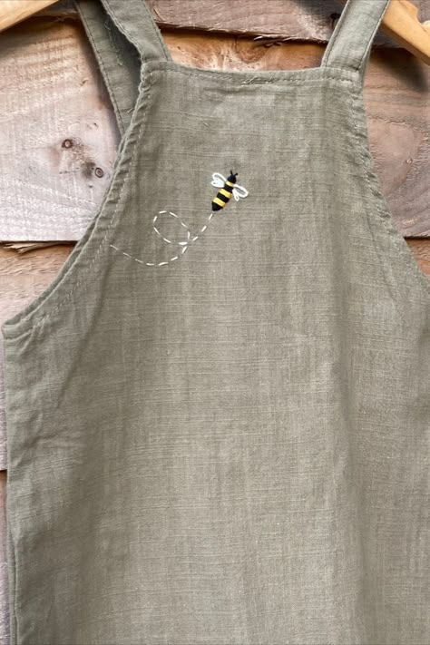 Embroidered Aprons Ideas, Hand Embroidery Baby Clothes, Embroidery On Baby Clothes, Baby Clothes Embroidery, Embroidery Kids Clothes, Bee Hand Embroidery, Linen Dungarees, Baby Dress Embroidery, Kids Embroidery