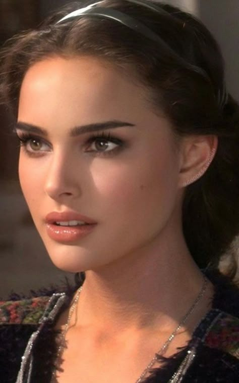 Medieval Makeup, Natalie Portman Star Wars, Padme Costume, Star Wars Hair, Star Wars Makeup, Goddess Women, Bombshell Makeup, Star Wars Padme, Star Wars Watch