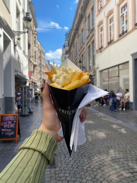 Belgium Fries, Fries Business, Brussels Aesthetic, Belgium Trip, Korean Coffee Shop, Belgian Fries, Belgian Cuisine, Brussels Travel, Belgium Food