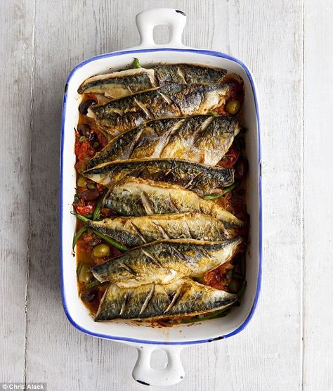 Food: Baked mackerel with tomato sauce, capers and olives Baked Mackerel, Dnd Food, Grilled Fish Recipes, Mackerel Recipes, Fish Stew, Scandinavian Food, Potato Curry, How To Cook Fish, Healthy Fish