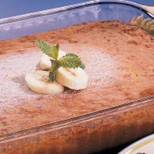 Banana and Nut Cake Recipe -"Boxed pudding and cake mixes speed up the preparation of this moist banana cake," comments Karen Ann Bland of Gove, Kansas. "It doesn't last long at our house. In fact, my family and the hired men have it finished almost before it has time to cool." Chocolate Chip Cookie Delight, Jello Pudding Recipes, Cookie Delight, Banana Nut Cake, Pumpkin Trifle, Banana Cake Recipe Easy, Banana Cream Pudding, Nut Cake, Banana Pudding Cake