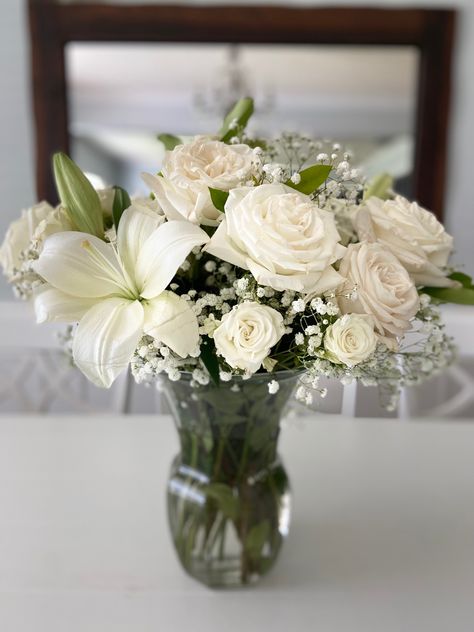 White Lily Bouquet, Wedding Centerpeices, Lily Centerpieces, Carnival Wedding, Rose Centerpieces, Lily Wedding, Lily Bouquet, Rose Vase, Flower Centerpieces Wedding