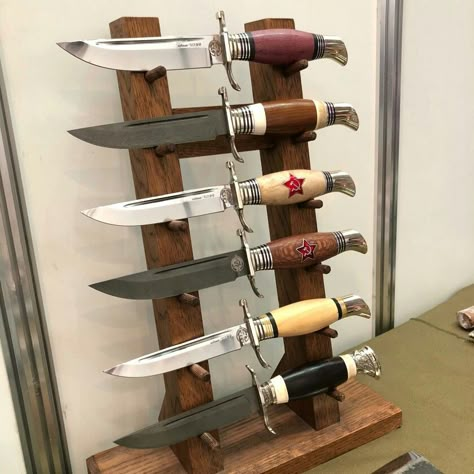 Knife Display Ideas, Pocket Knife Display, Knife Display Case, Woodworking Bench Vise, Knife Making Tools, Hunting Room, Knife Stand, Knife Rack, Knife Storage